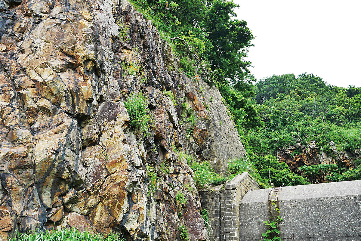 村上城の石垣を切り出した岩山