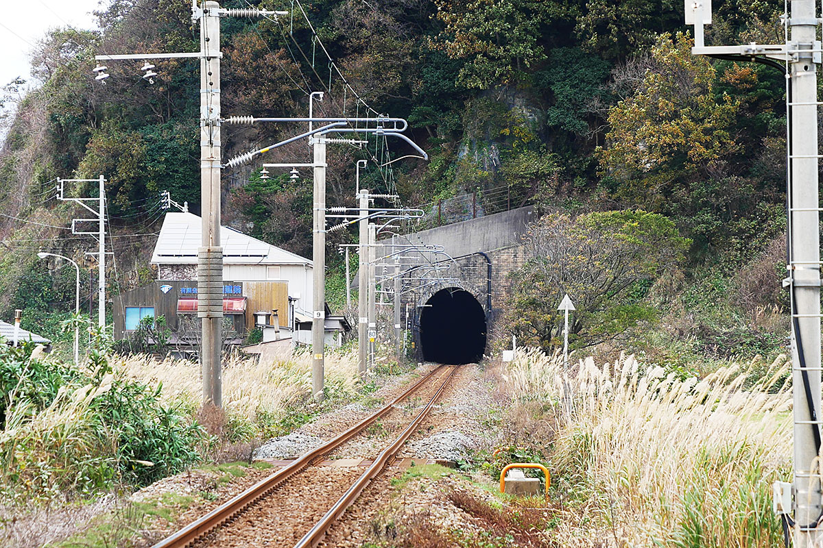 現在のトンネル　坑門は当時のままの斜めデザイン